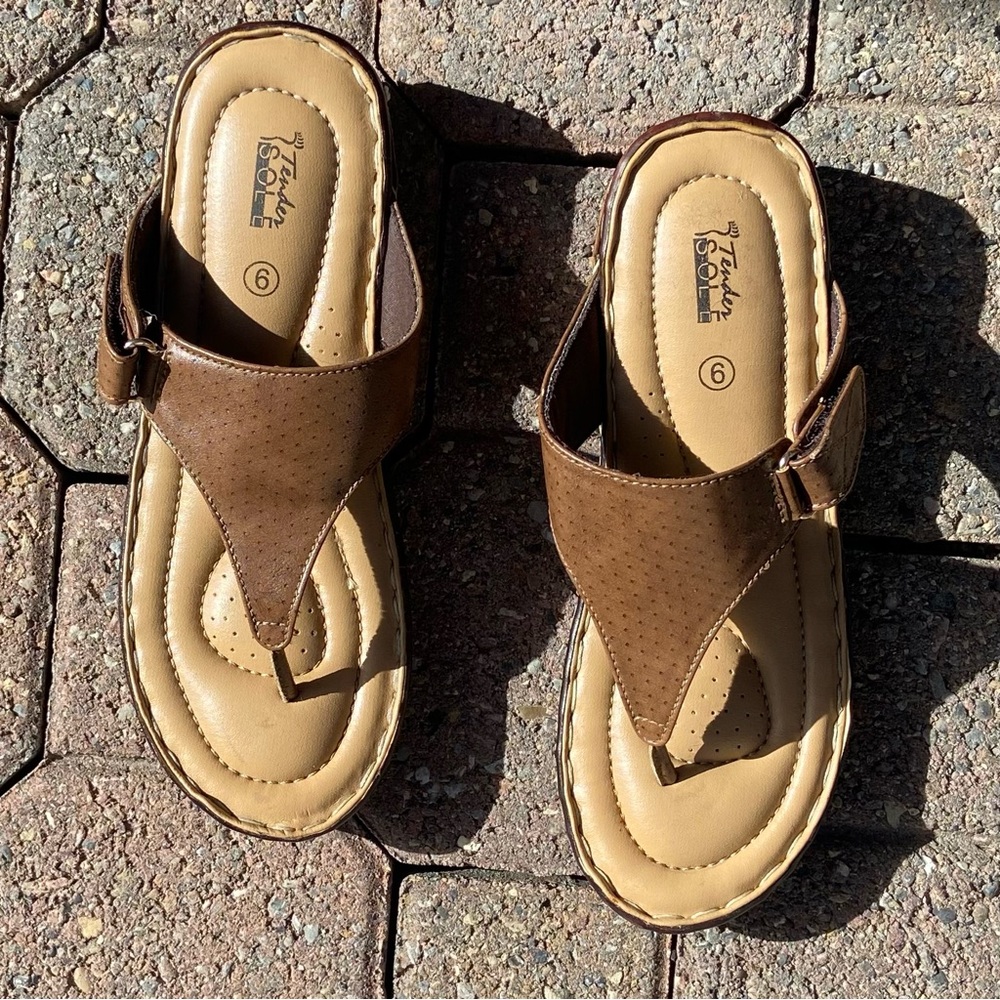 Tender Sole women brown thong Velcro strap comfort sandals. Size 39/6. Used.